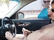 Milf masturbando a un tío en su auto