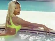 Celebrity cantante Nicky Minaj posando desnuda al aire libre