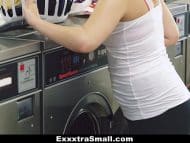 Caliente adolescente Cali Hayes es follada en una lavandería