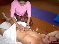 Cliente graba su sesión de masaje xxx y la comparte con onlyfans