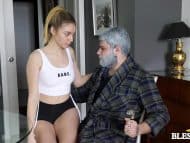Rubia española Paola Hard teniendo sexo duro con su abuelo