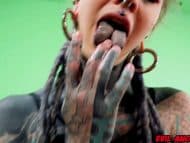Actriz porno llena de tatuajes Anuskatzz protagonista de una escena bizarro