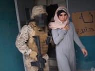 Soldados secuestran a una árabe y se la follan entre todos