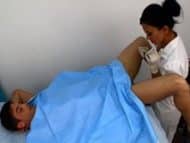 La enfermera Jasmine Shy le mete el dedo en el culo a los pacientes