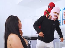 El enano Spiderman peruano se folla a la MILF culona Maryam ...