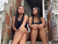 Dos hermanastras latinas se inician como lesbianas mientras los padres no están