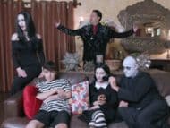 Merlina y Morticia satisfacen a toda la familia Addams en una orgía incestuosa
