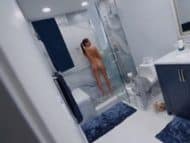 Armani Black se folla al hijastro después de que la ve desnuda en la ducha