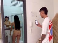 El primo de la venezolana Yenifer Chacon la pilló desnuda después de la ducha