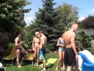 Orgía en la piscina durante una quedada de pornostars