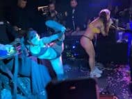 Un show erótico brasileño con hermosas zorras sobre el escenario