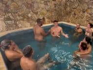 Tres zorras y cuatro tíos montan una orgía liberal en la piscina