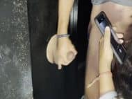 Danhotwife obliga al novio en un gloryhole