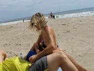 Madura rusa le hace una paja en la playa